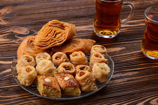 Baklava dolce turco sulla piastra con tè turco