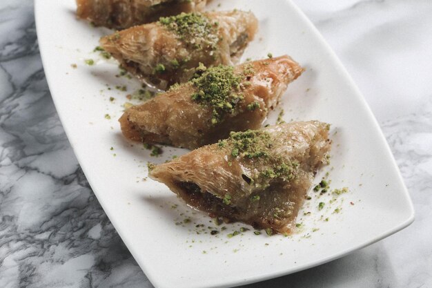 Baklava dolce turco tradizionale con anacardi, noci. Baklava fatta in casa con noci e miele.