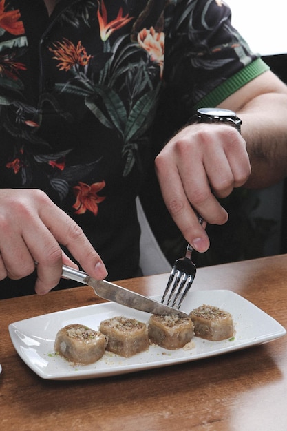 Baklava dolce turco tradizionale con anacardi, noci. Baklava fatta in casa con noci e miele.