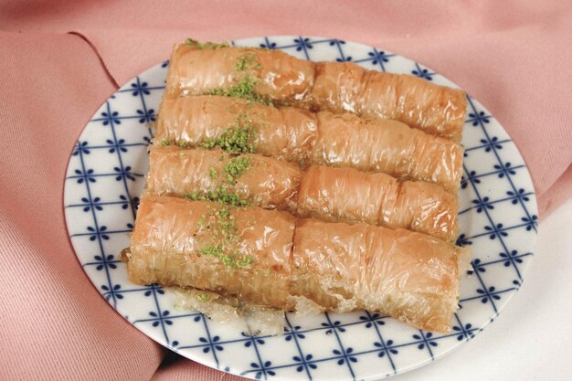 Baklava dolce turco tradizionale con anacardi, noci. Baklava fatta in casa con noci e miele.