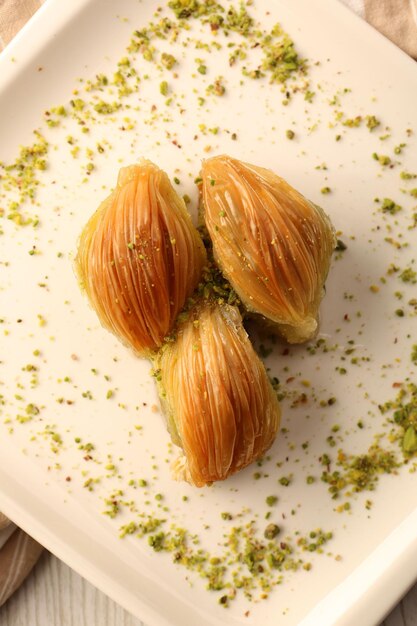 Baklava dolce turco tradizionale con anacardi, noci. Baklava fatta in casa con noci e miele.