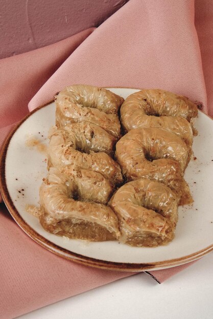 Baklava dolce turco tradizionale con anacardi, noci. Baklava fatta in casa con noci e miele.