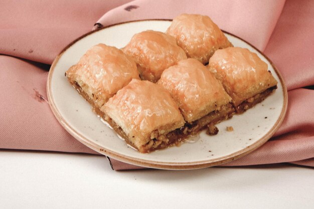 Baklava dolce turco tradizionale con anacardi, noci. Baklava fatta in casa con noci e miele.