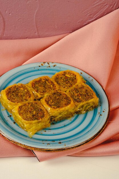 Baklava dolce turco tradizionale con anacardi, noci. Baklava fatta in casa con noci e miele.