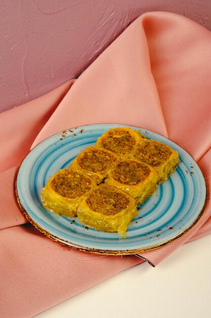 Baklava dolce turco tradizionale con anacardi, noci. Baklava fatta in casa con noci e miele.