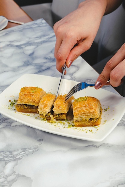 Baklava dolce turco tradizionale con anacardi, noci. Baklava fatta in casa con noci e miele.