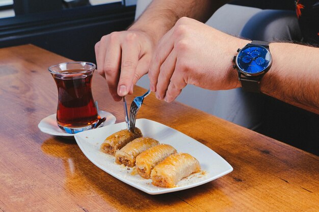 Baklava dolce turco tradizionale con anacardi, noci. Baklava fatta in casa con noci e miele.