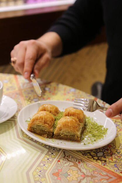 Baklava dolce turco tradizionale con anacardi, noci. Baklava fatta in casa con noci e miele.