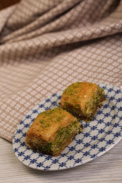 Baklava dolce turco tradizionale con anacardi, noci. Baklava fatta in casa con noci e miele.