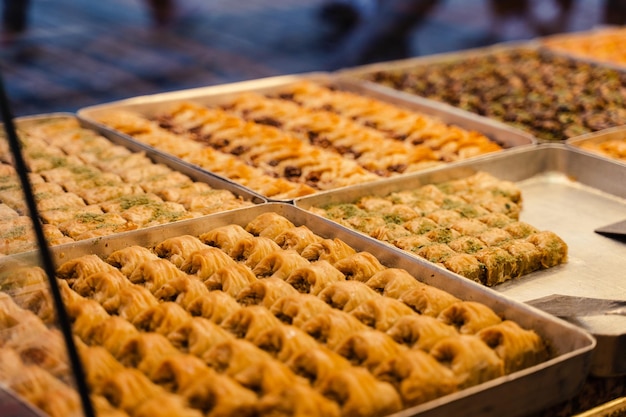 Baklava miele con noci e pistacchi. Baklava dell'assortimento nel mercato turco.