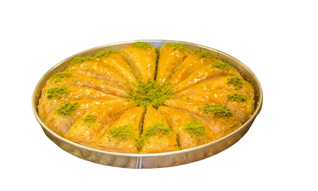 Baklava pasticceria dolce con noci nel vassoio isolato su sfondo bianco