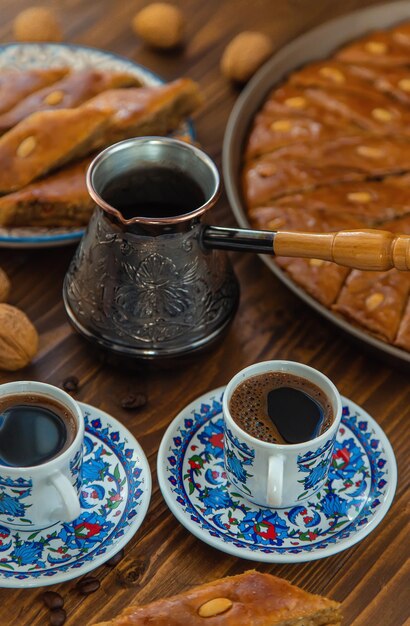 Baklava sul tavolo e caffè turco. Messa a fuoco selettiva. Cibo.