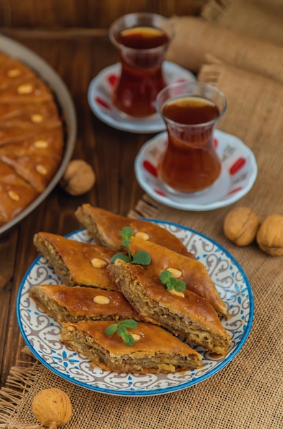 Baklava sul tavolo e tè in bicchieri turchi. Messa a fuoco selettiva. Cibo.