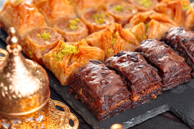 Baklava tradizionale sul tavolo di legno