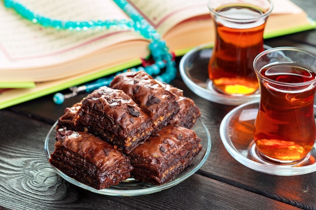 Baklava tradizionale sul tavolo di legno