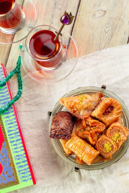 Baklava tradizionale sul tavolo di legno