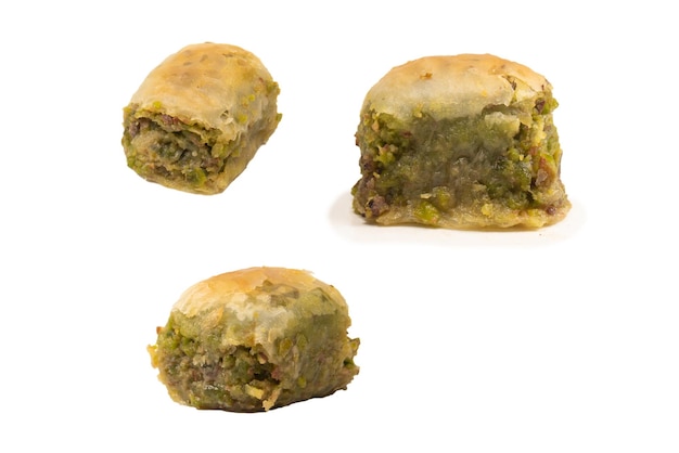 Baklava turca al pistacchio isolata su sfondo bianco