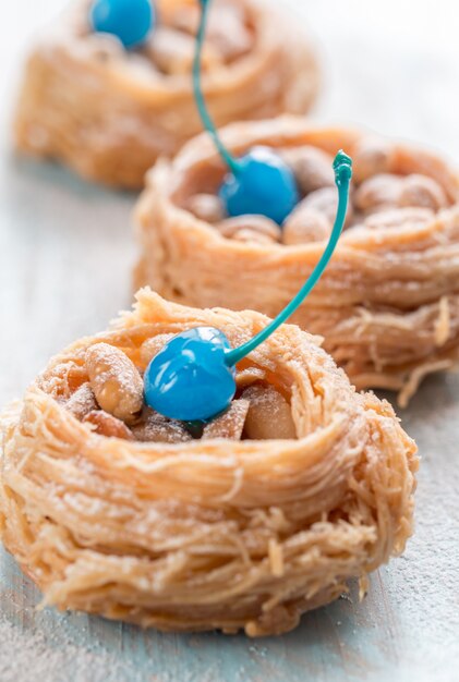 Baklava turca decorata con ciliegie da cocktail