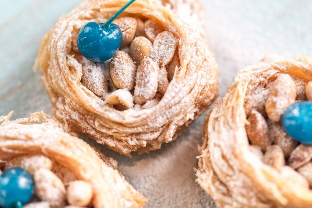 Baklava turca decorata con ciliegie da cocktail