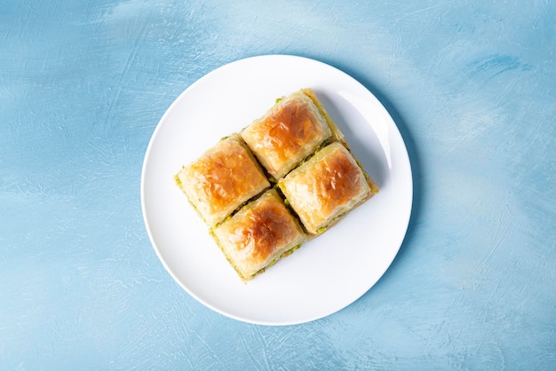 Baklava turca su una vista dall'alto piatto bianco