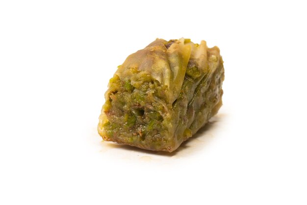 Baklava turco al pistacchio isolato su sfondo bianco