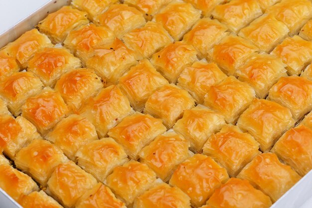 baklava turco da dessert tradizionale, ben noto in medio oriente e delizioso isolato su sfondo bianco