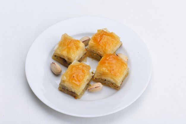 baklava turco da dessert tradizionale, ben noto in medio oriente e delizioso isolato su sfondo bianco