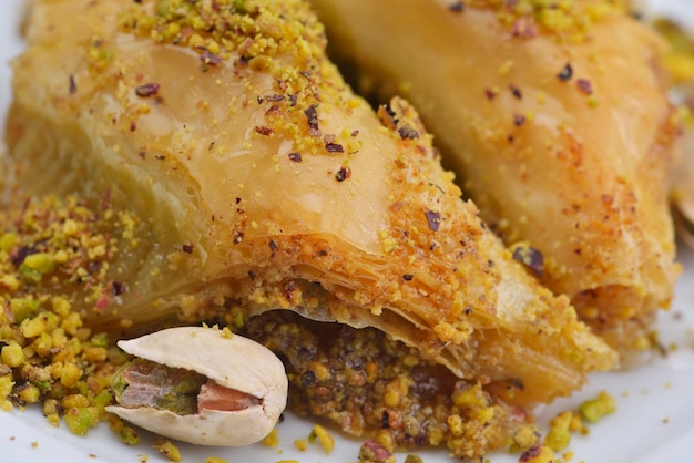 baklava turco da dessert tradizionale, ben noto in medio oriente e delizioso isolato su sfondo bianco