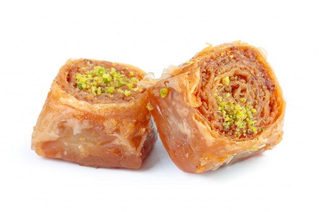 Baklava turco del dessert del Ramadan isolato su bianco