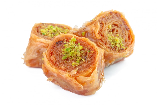 Baklava turco del dessert del Ramadan isolato su bianco