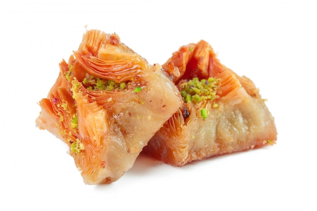 Baklava turco del dessert del Ramadan isolato su bianco