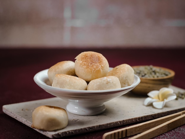 Bakpia, cibo tipico di Yogyakarta. Preparato con fagioli verdi e zucchero, avvolto nella farina e cotto al forno