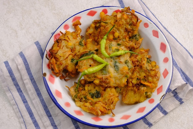 bakwan jagung. pane di mais. cibo fritto a base di mais dolce, carote, cavoli, farina, uova e spezie.