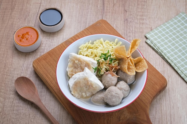 Bakwan Malang o Bakso Malang, cibo tradizionale di Malang, East Java, Indonesia. Zuppa di polpette