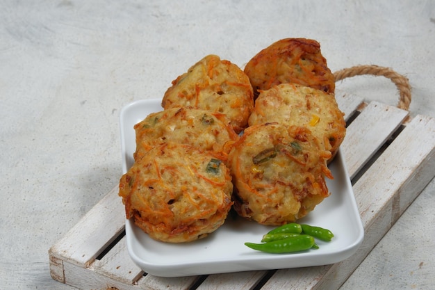 bakwan Pontianak o frittelle di verdure Snack tradizionale indonesiano Servito con peperoncino crudo