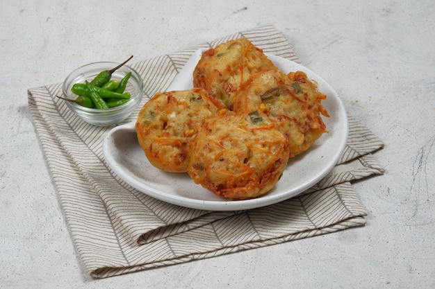 bakwan Pontianak o frittelle di verdure Snack tradizionale indonesiano Servito con peperoncino crudo