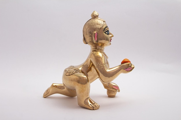 Bal Krishna Laddu Gopal statua in ottone lato rivolto verso sfondo bianco