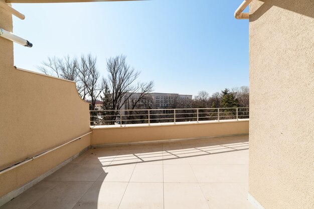 balcone ampio e pulito in casa tempo soleggiato fuori