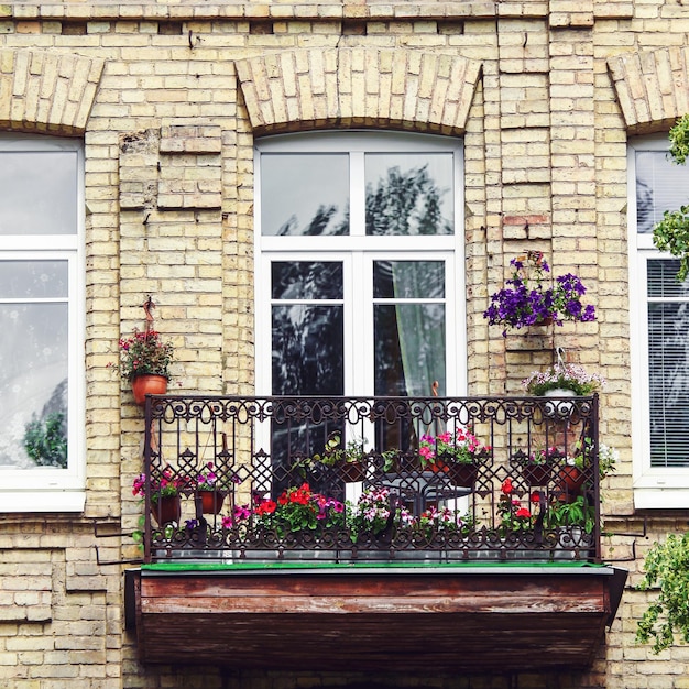 Balcone con fiori in estate