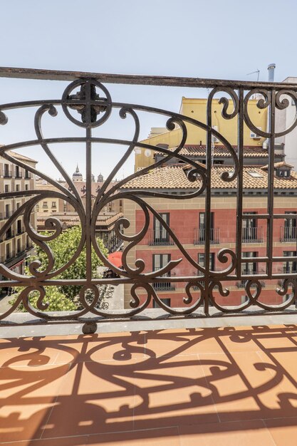 Balcone con ringhiera artistica in ferro battuto dipinto di nero con vista sul centro della città di Madrid Spagna