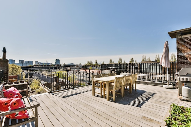 Balcone con sedia e porta