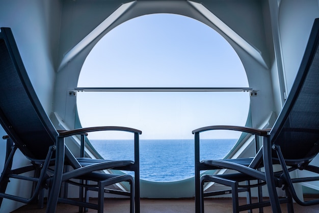 Balcone con sedie sulla nave da crociera con vista sul mare