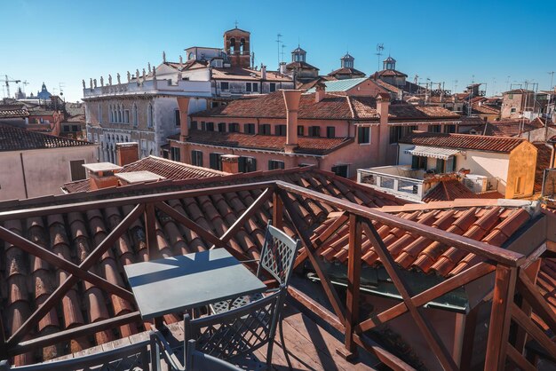 Balcone dell'appartamento di Venezia con vista serena sulla città e posti a sedere all'aperto