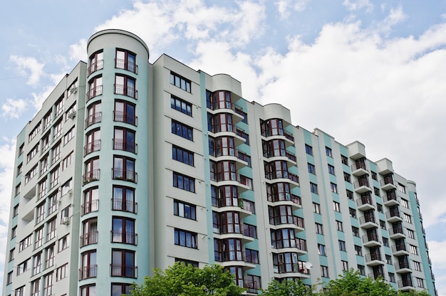 Balcone di edificio residenziale a più piani nella zona residenziale su cielo blu soleggiato.