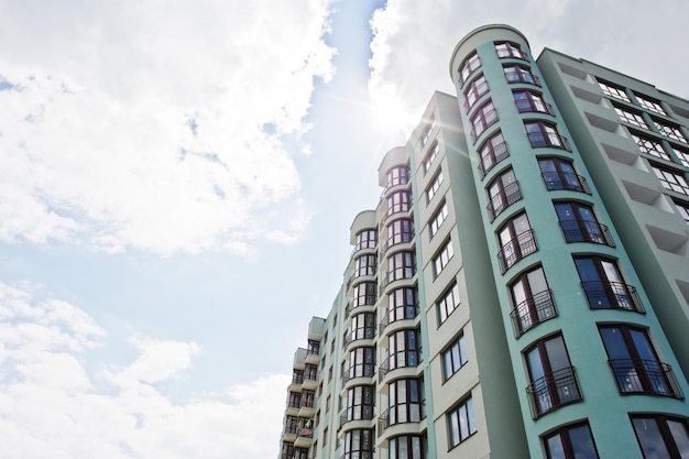 Balcone di nuova casa moderna turchese multipiano edificio residenziale in zona residenziale su cielo blu soleggiato