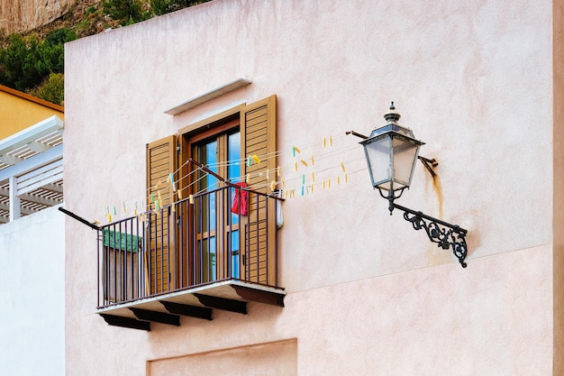 Balcone di una casa nel centro storico di Cefalù, nella regione di Palermo, in Sicilia, in Italia