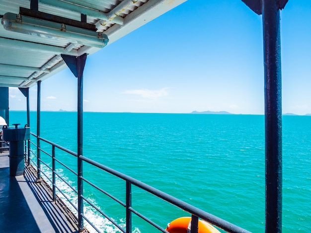 Balcone esterno della barca con vista mare oceano