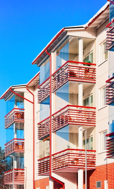 Balconi di un edificio residenziale di appartamenti in inverno Rovaniemi, Lapponia, Finlandia.