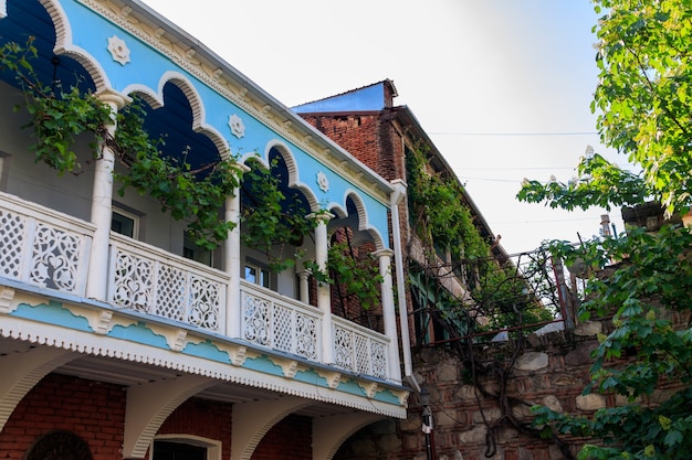 Balconi intagliati tradizionali e case colorate nella Città Vecchia di Tbilisi, Georgia