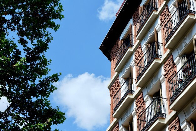 Balconi metallici su un elegante edificio invecchiato nel centro di Madrid, Spagna